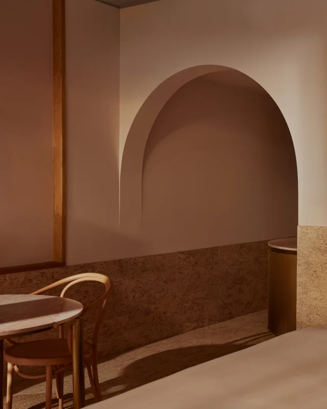 Smooth curves and crisp linen. #TheCalile #JamesSt #Brisbane #PoolsideRoom