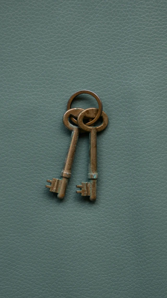 Book Club: Behind every leader is a force you rarely see. Our seasonal read, The Right Hand, opens the door to the world of chiefs of staff, told through stories that move from war zones to pandemic briefings and into the private unraveling behind public lives. It’s a study in power, influence behind closed doors and what it takes to stand beside global figures when everything is at stake.